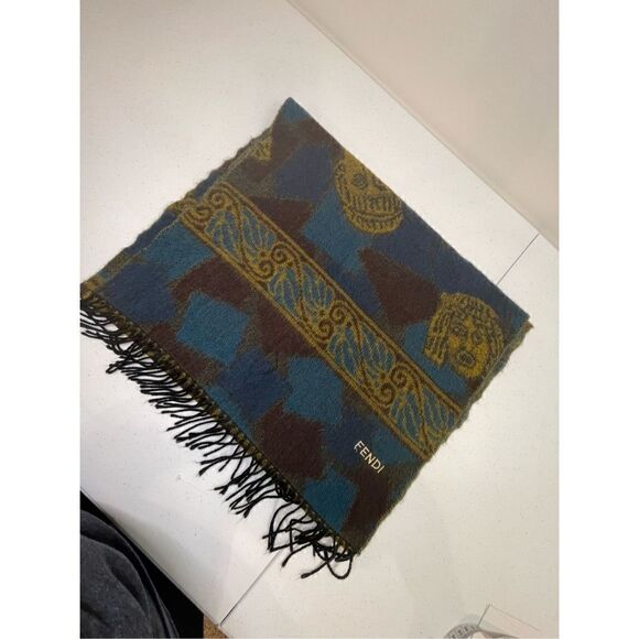 Vintage Fendi scarf Roman heads - Picture 1 of 7